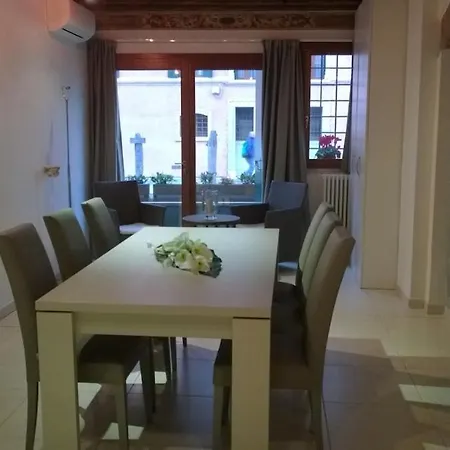 Appartamento Luxury Flat Balcony On The Water